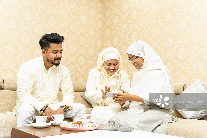 客厅里的小穆斯林家庭图片素材