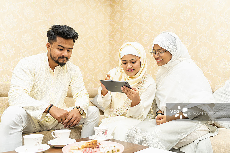 客厅里的小穆斯林家庭图片素材