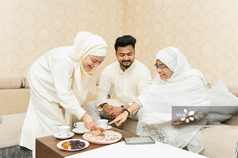 客厅里的小穆斯林家庭图片素材
