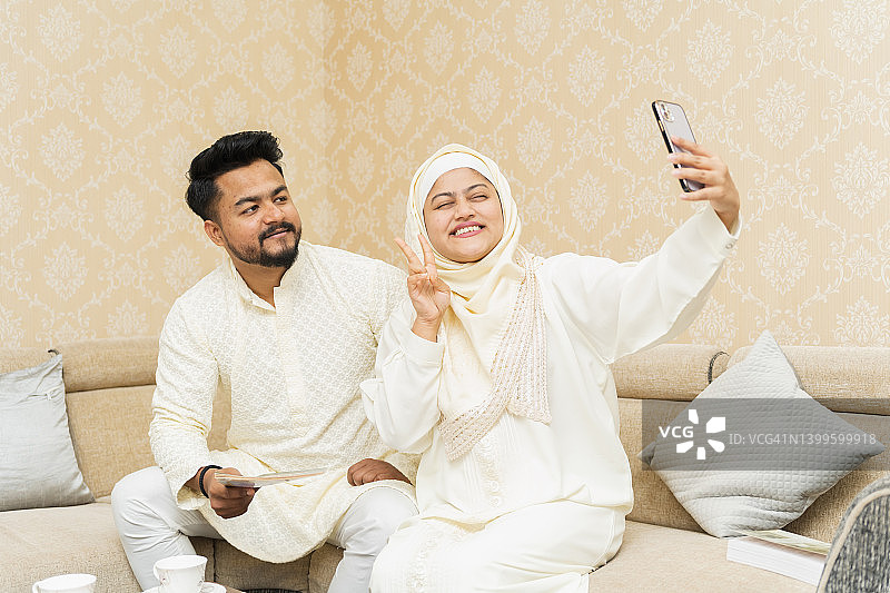 年幼兄妹用手机自拍图片素材