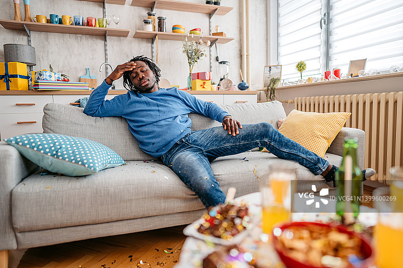 黑人男子生日派对后醒来图片素材