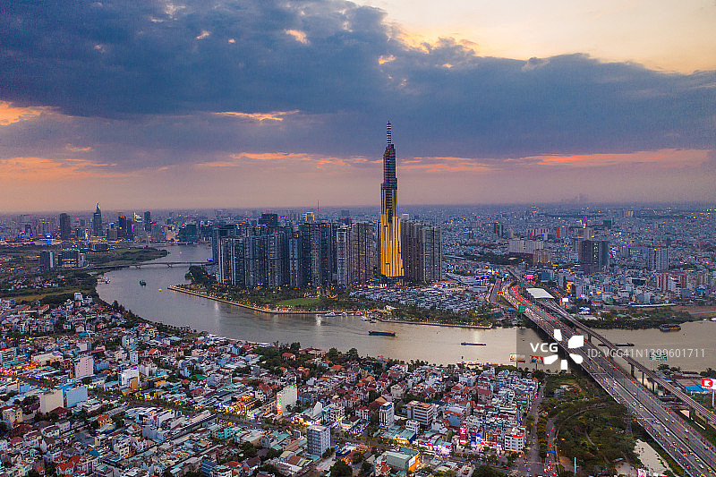 地标81号摩天大楼和西贡河沿岸建筑群日落景观航拍图片素材