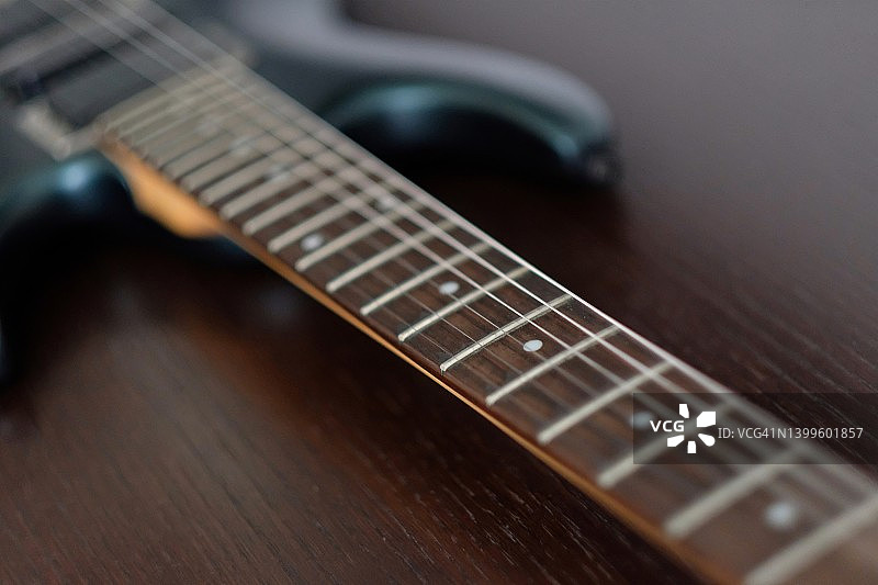 棕色背景上的电吉他把手图片素材