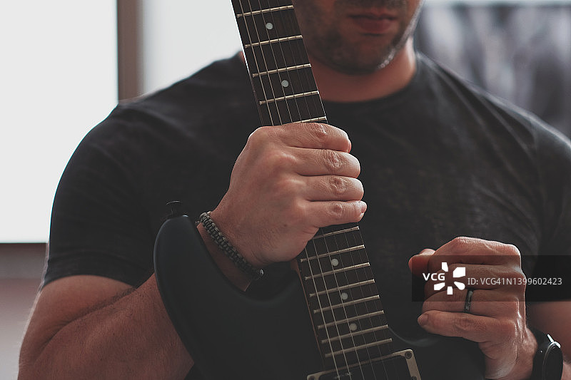 弹电吉他的男孩（局部）图片素材