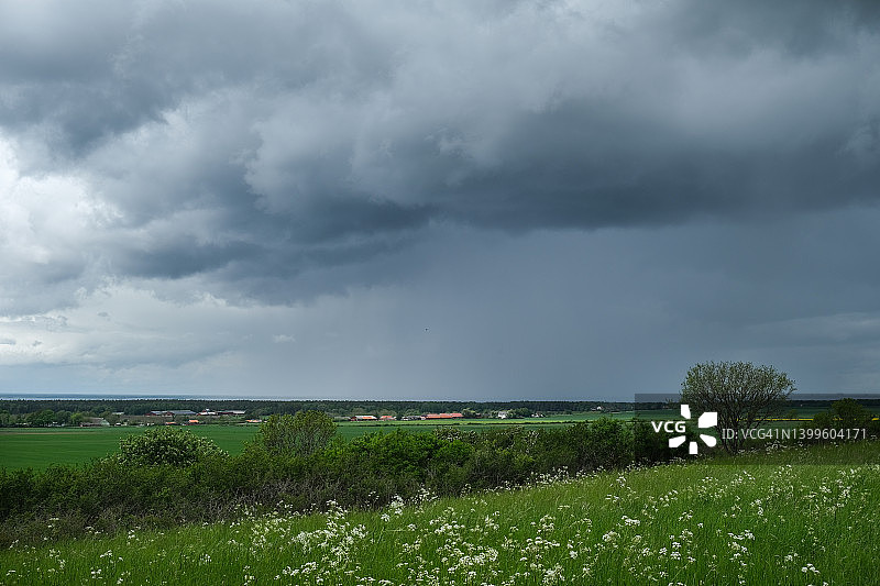 厄兰岛上雨云背景下的耕地景观图片素材
