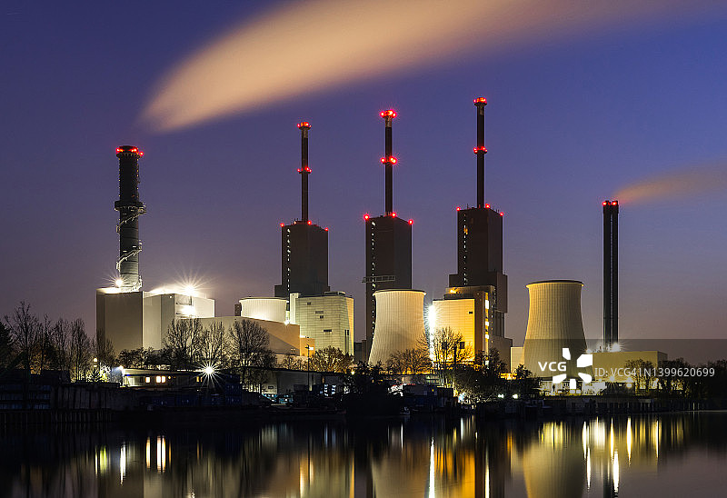 蓝色时刻的火力发电站（德国柏林-利希特费尔德）图片素材