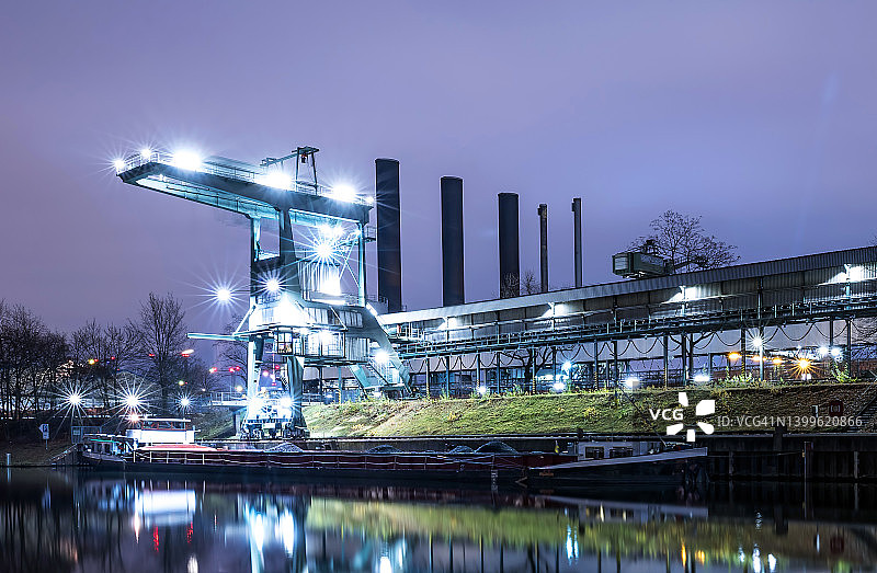 火力发电站的运煤起重机和货船（柏林莫阿比特）图片素材