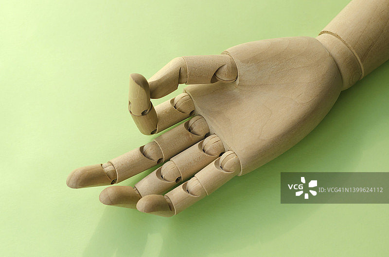 绿色背景上的木手瑜伽手印图片素材