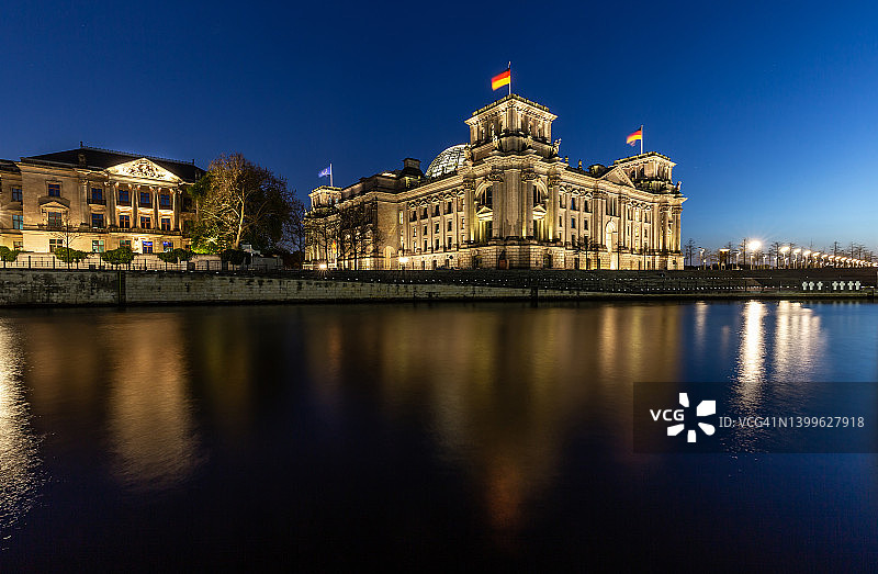 蓝色时分的国会大厦和施普雷河（德国议会大厦）- 德国柏林图片素材