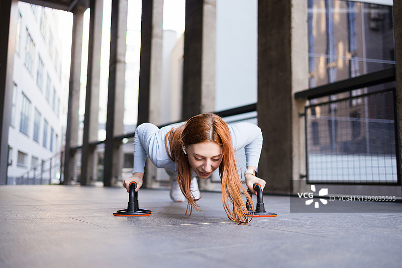 做俯卧撑的运动型女孩图片素材
