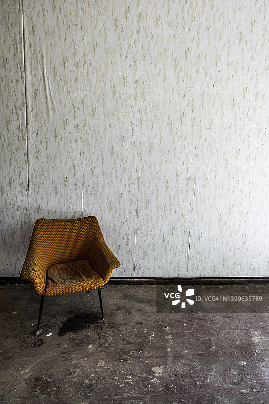 废弃建筑老墙边的旧椅子图片素材