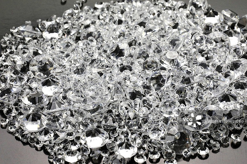 一堆珍贵的切割钻石图片素材