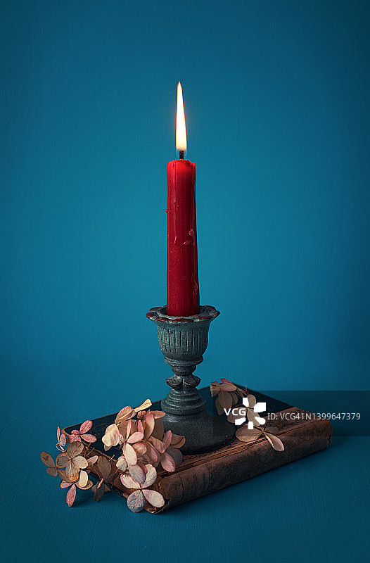 红色蜡烛和干燥的绣球花图片素材