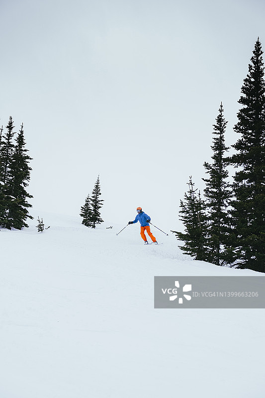 滑雪者在惠斯勒山上滑雪图片素材