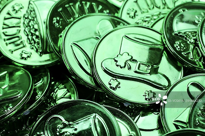 象征爱尔兰好运的圣帕特里克节绿色金币罐图片素材