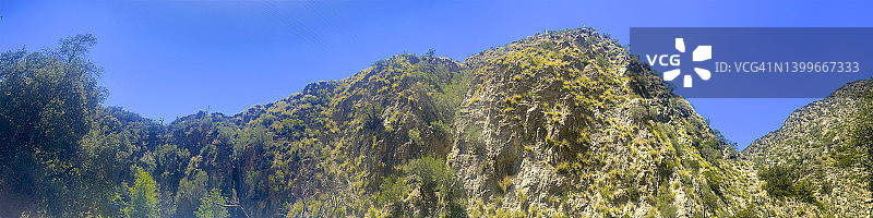 洛杉矶伊顿峡谷小径的圣加布里埃尔山脉和圣莫尼卡山脉广角景观图片素材