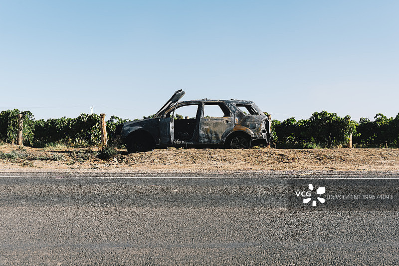 路边被遗弃的撞毁汽车图片素材