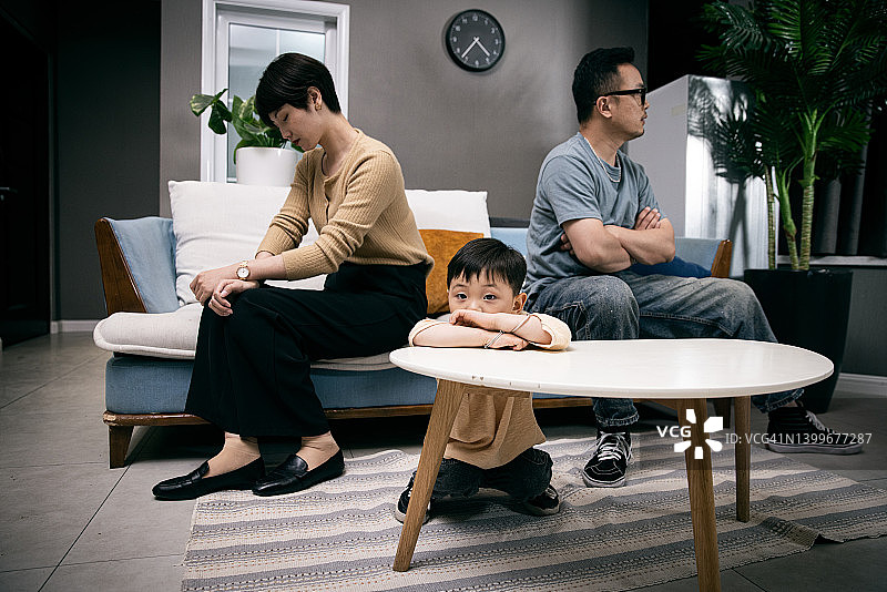 父母争吵的悲伤男孩图片素材