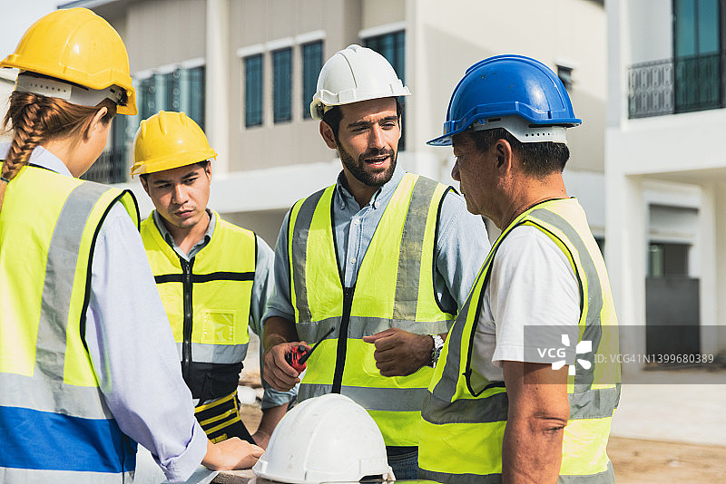 工程师讨论住房项目进展图片素材