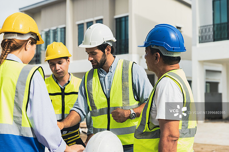 工程师讨论住房项目进展图片素材