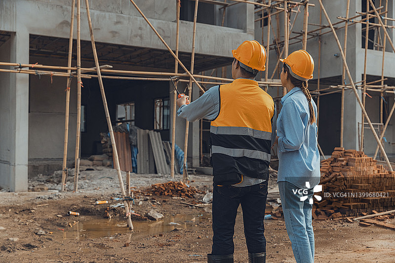 现场经理与客户一起检查现场图片素材