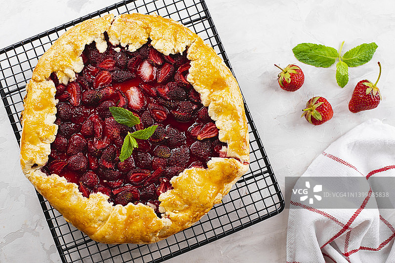 浅石质背景草莓的开放式派或格雷派饼。俯视图图片素材