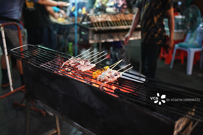 泰国夜市烤猪肉串图片素材