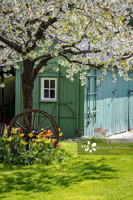 德国乡村花园中的舒适小屋图片素材