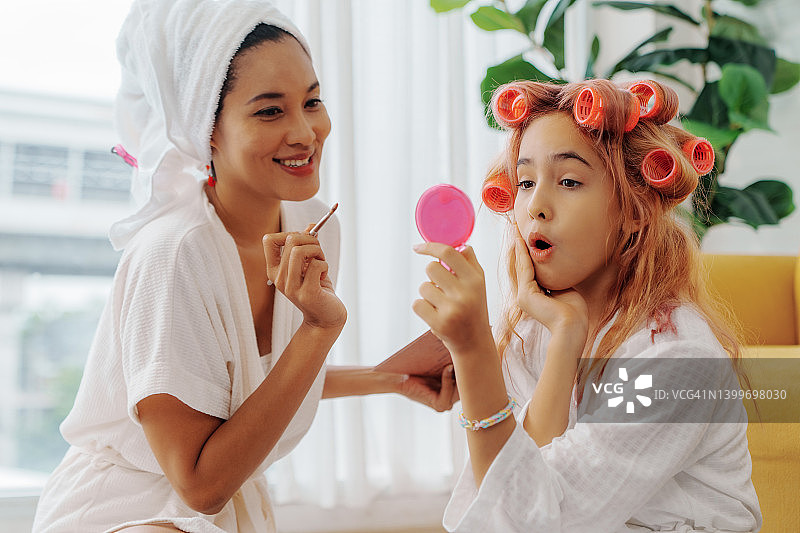 快乐的母女身穿浴袍和毛巾，在家中享受水疗日图片素材