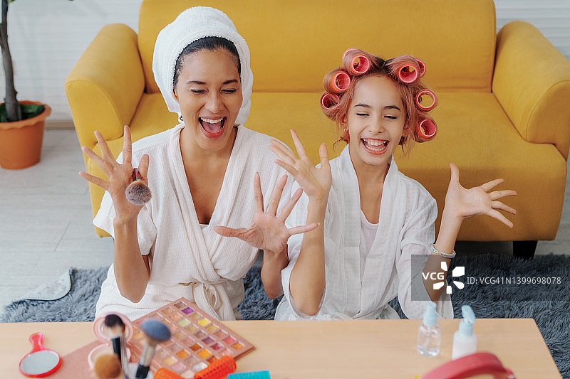 美妆博主母女在家展示化妆教程图片素材