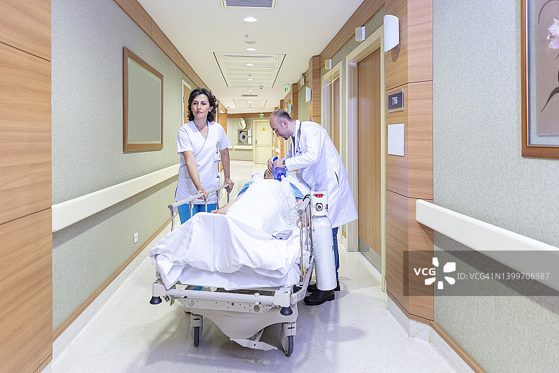 医生用轮椅送病人图片素材