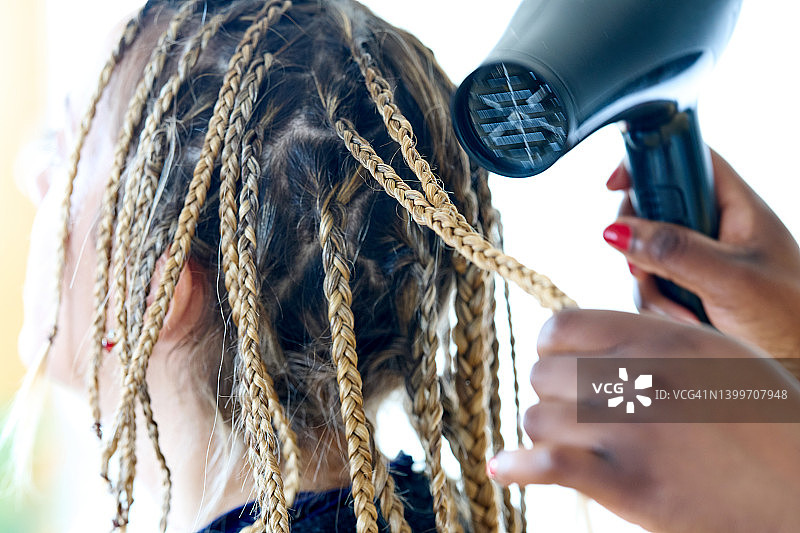 年轻女子编辫子图片素材