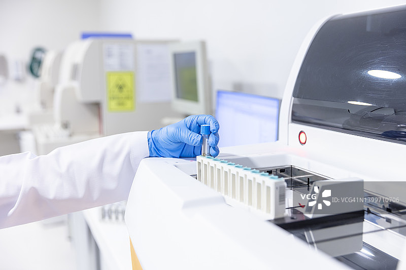 女科学家在实验室分析新冠病毒样本图片素材