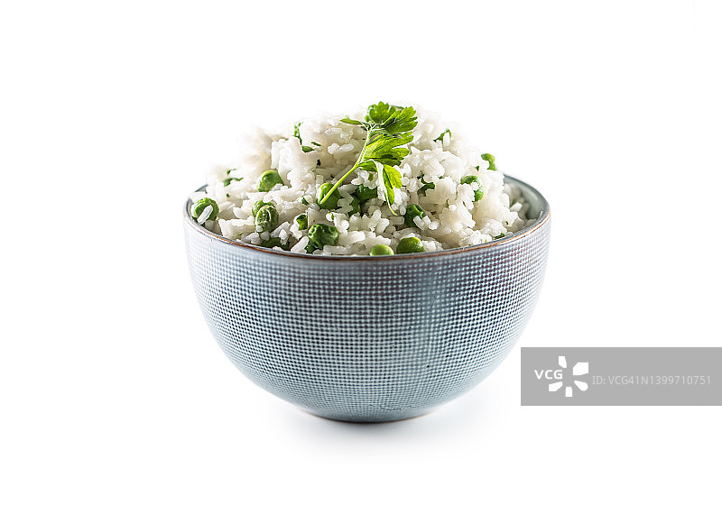 白色背景上的豌豆和香芹叶米饭碗图片素材
