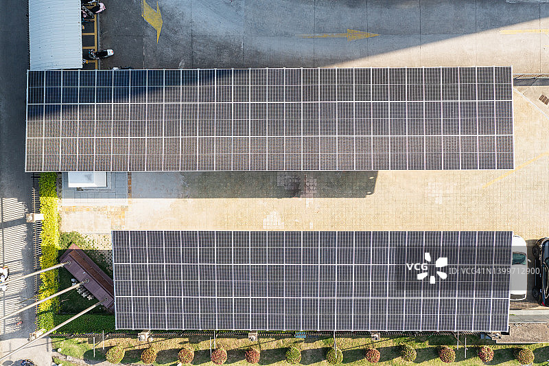 城市中带有太阳能电池板的停车棚图片素材