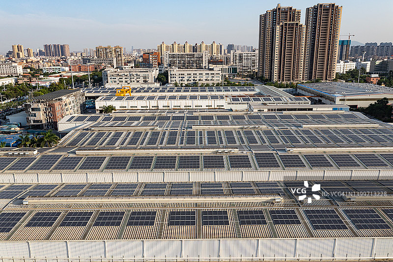 石材厂屋顶上的太阳能电池板图片素材