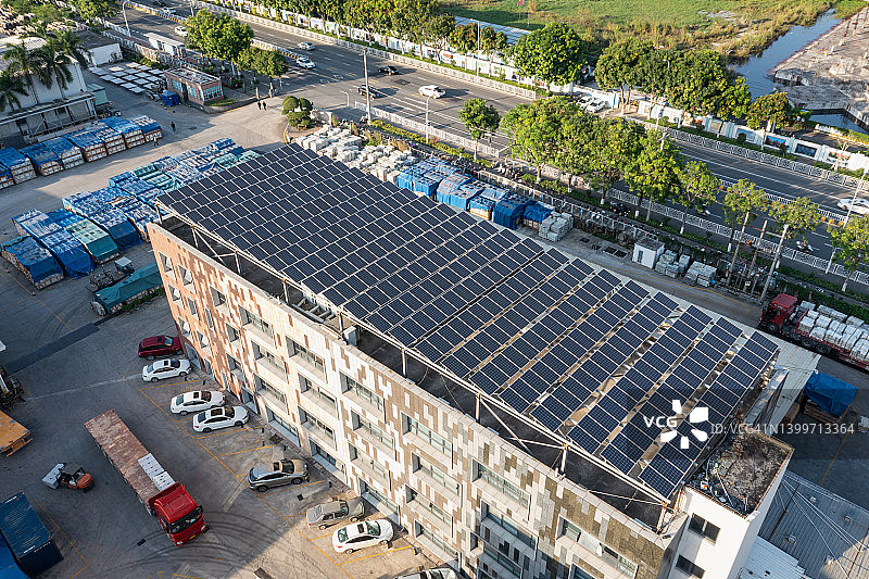 石材厂屋顶上的太阳能电池板图片素材