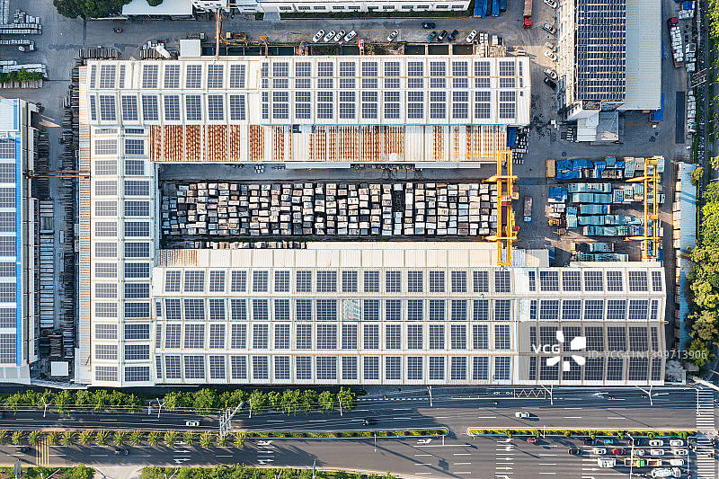 石材厂屋顶上的太阳能电池板图片素材