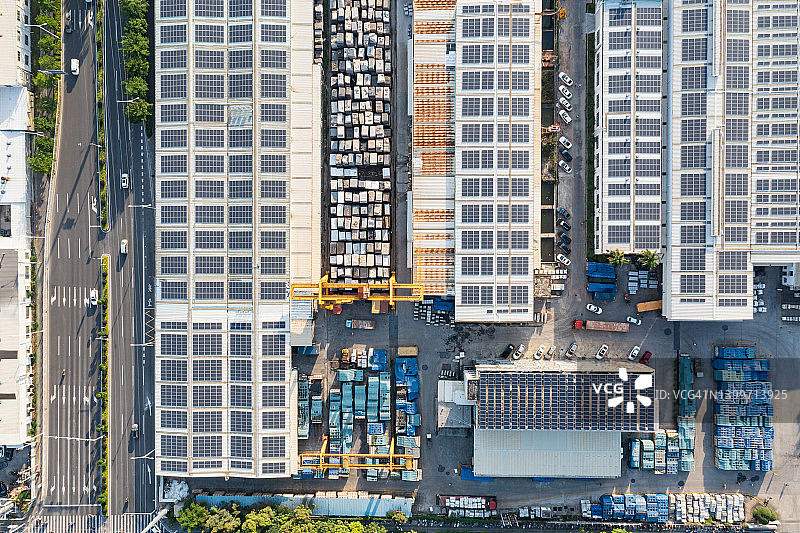 石材厂屋顶上的太阳能电池板图片素材