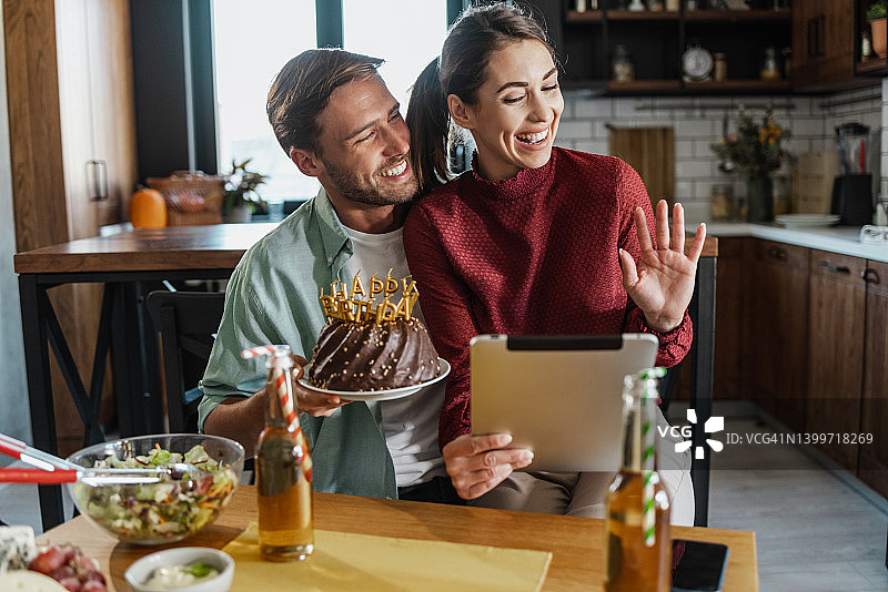 家中生日庆祝与视频通话图片素材
