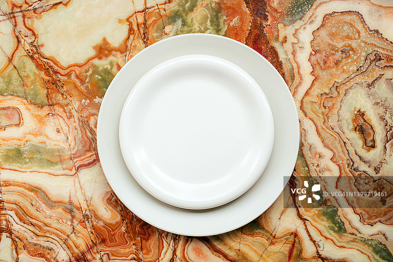 白色灰色盘子置于棕色大理石背景上，极简主义，空盘，美食背景图片素材