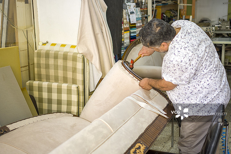 男人在皮革家具厂工作图片素材