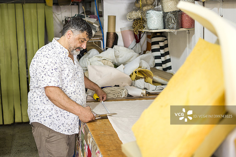 男人在皮革家具厂工作图片素材