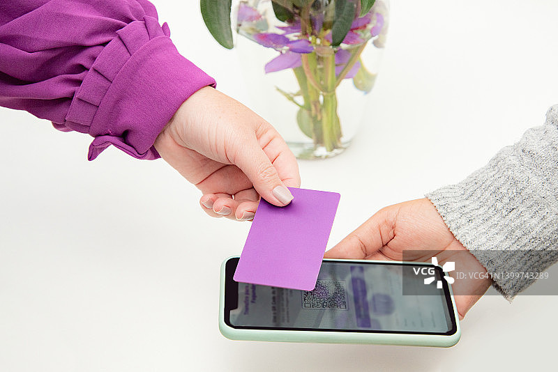 通过手机进行数字支付图片素材