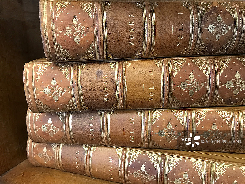 自然光下的书架堆叠书籍图片素材