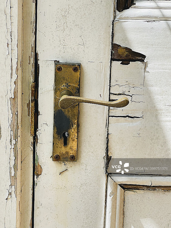旧门和门框的油漆剥落及旧锁特写图片素材
