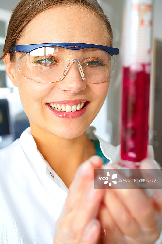 快乐的年轻女科学家工作图片素材