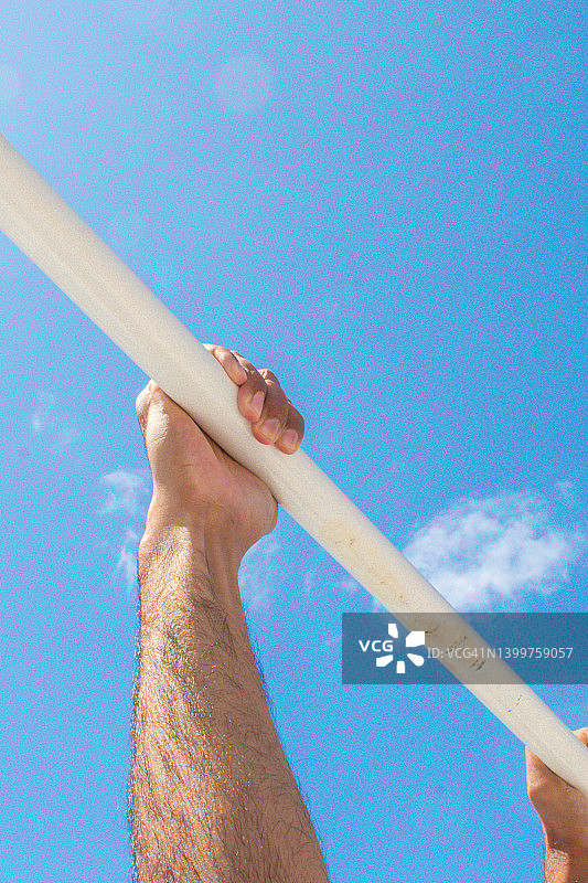 在健身公园训练的手部特写图片素材