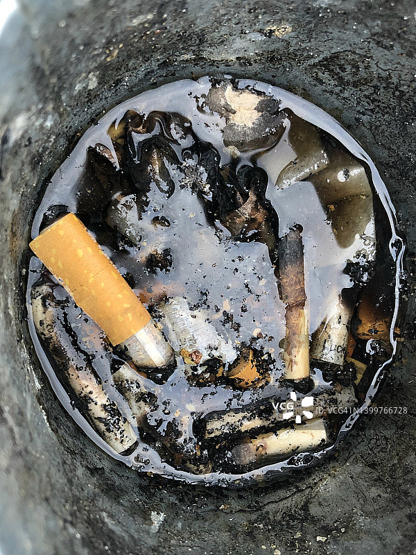烟灰缸里的烟头图片素材