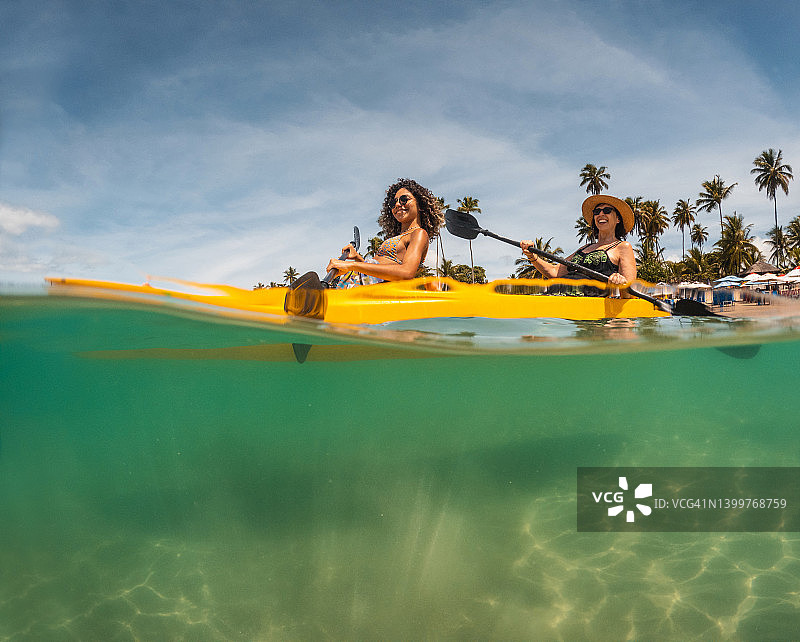 在海滩上划皮划艇的游客图片素材